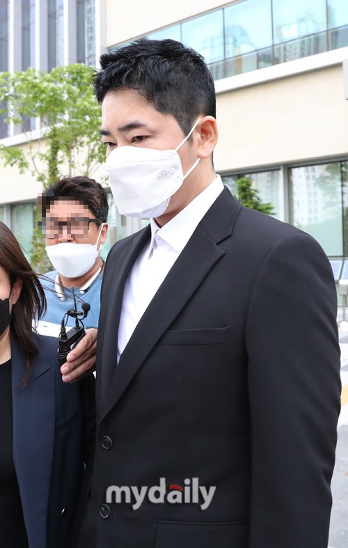 組圖：姜志煥性侵強制猥褻案二審開庭 穿西服戴口罩亮相全程低頭