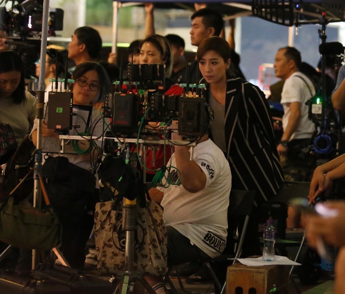 组图:《使徒行者3》曝拍摄花絮 林峯搭档黄智雯眼神有戏