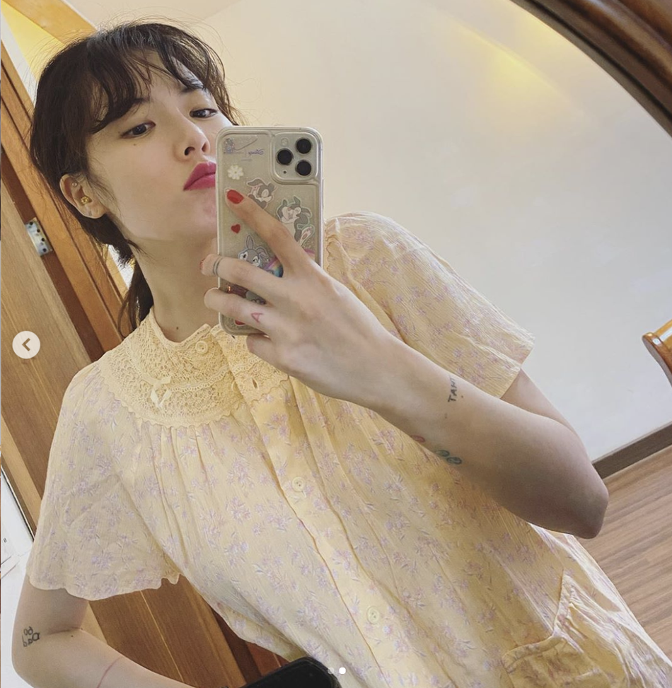 組圖：泫雅垂髮望鏡頭性感撩人 穿短褲配長襪大玩下衣失蹤秀美腿