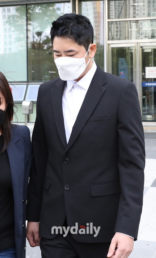 組圖：姜志煥性侵強制猥褻案二審開庭 穿西服戴口罩亮相全程低頭
