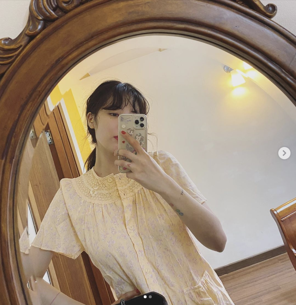 組圖：泫雅垂髮望鏡頭性感撩人 穿短褲配長襪大玩下衣失蹤秀美腿