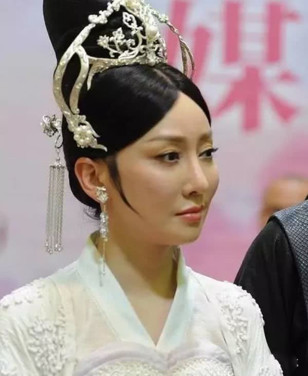 组图:大变脸!萨顶顶疑似整容变网红脸 脸部丰满到睁不开眼