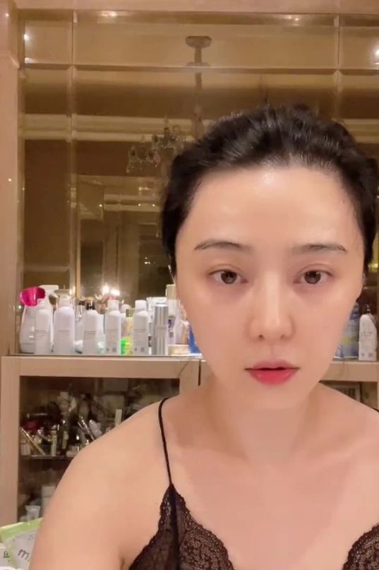 组图:范冰冰素颜揭秘自己的出街妆容 竟然用牙刷梳眉毛_高清图集_新浪