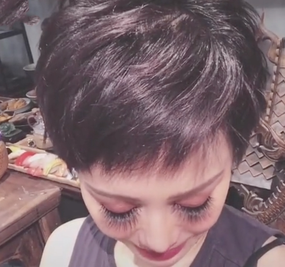 组图:宁静接受最长睫毛挑战 一口气放上6根棉签还能睁眼_高清图集