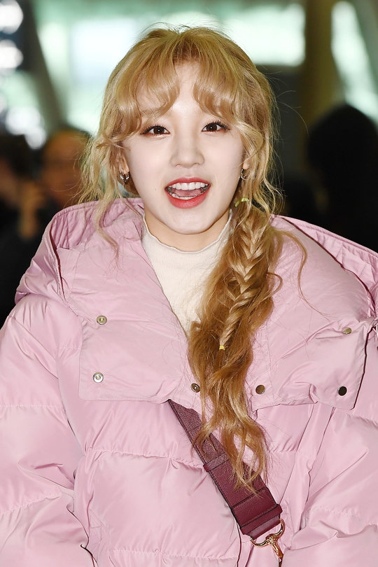 组图:跑男新成员宋雨琦现身露灿笑 穿粉色羽绒服少女心满满_高清图集