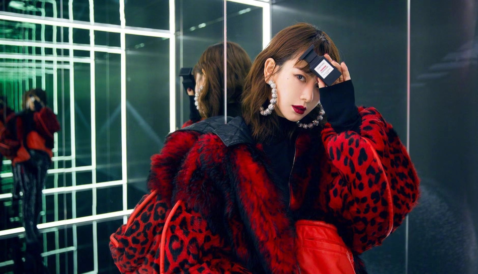 组图:戚薇穿红色豹纹外套狂野魅惑 慵懒卷发演绎别样性感