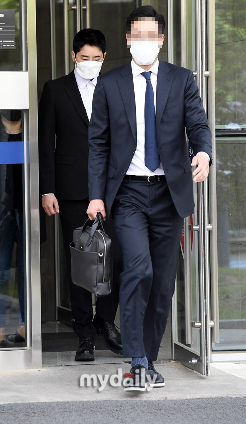 組圖：姜志煥性侵強制猥褻案二審開庭 穿西服戴口罩亮相全程低頭