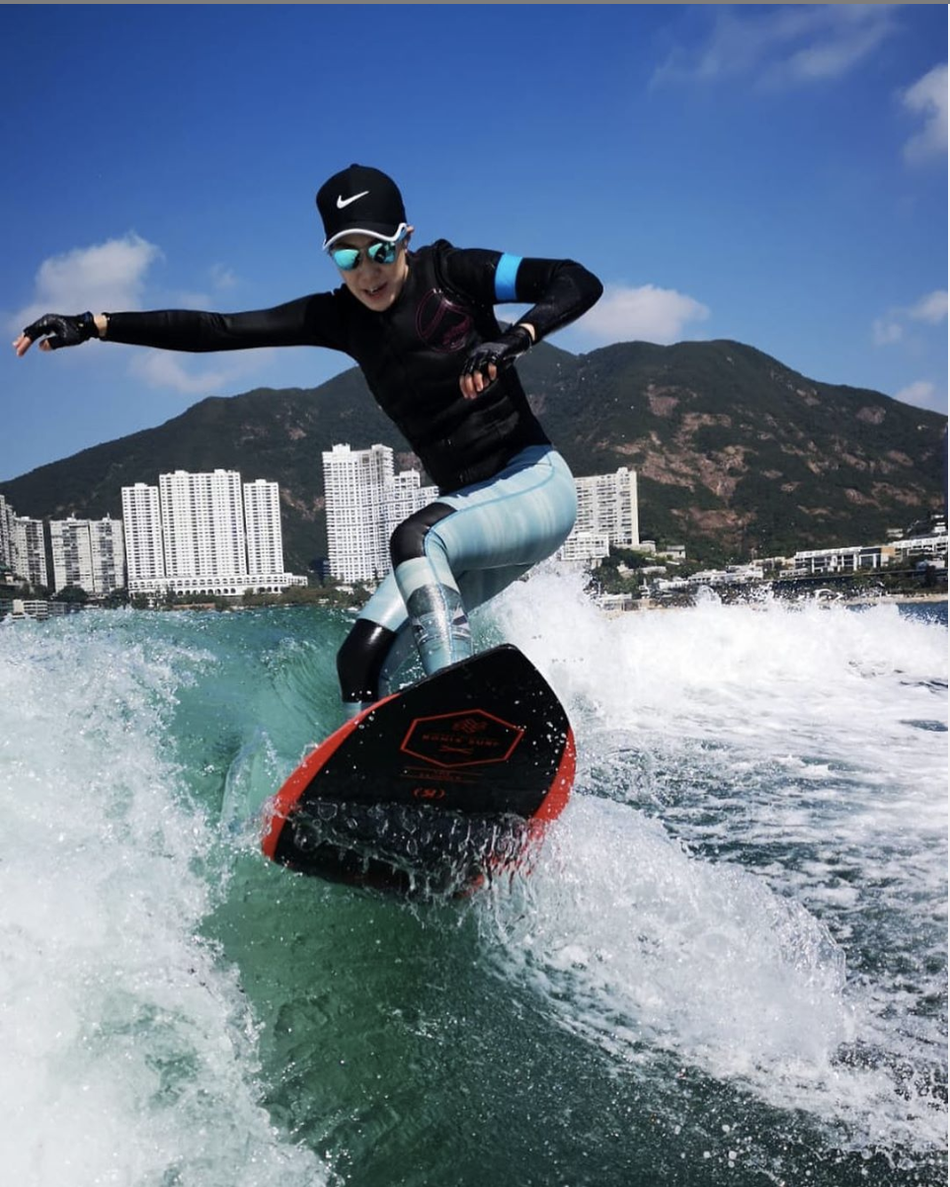 组图48岁黎姿晒海上冲浪照全副武装姿势专业身手了得