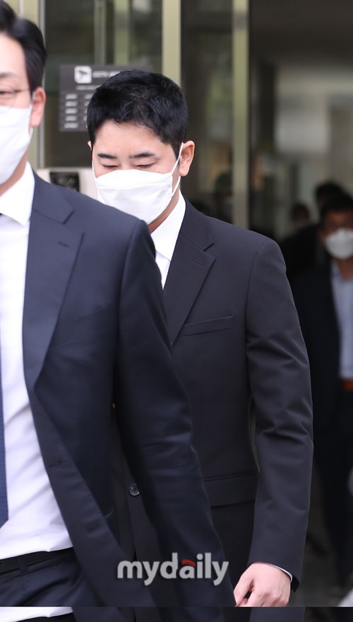 組圖：姜志煥性侵強制猥褻案二審開庭 穿西服戴口罩亮相全程低頭