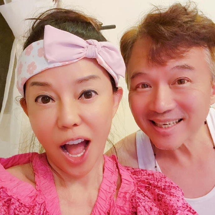 组图:狄莺庆祝与孙鹏结婚24周年 晒夫妻搞怪三连拍