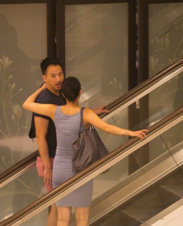 组图余文乐前女友吴雨霏挺大肚与老公外出二人十指紧扣超恩爱