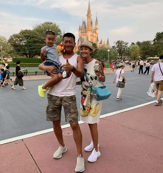 组图:高曙光全家温馨同游迪士尼 娇妻气质出众甜蜜合影惹人羡_高清