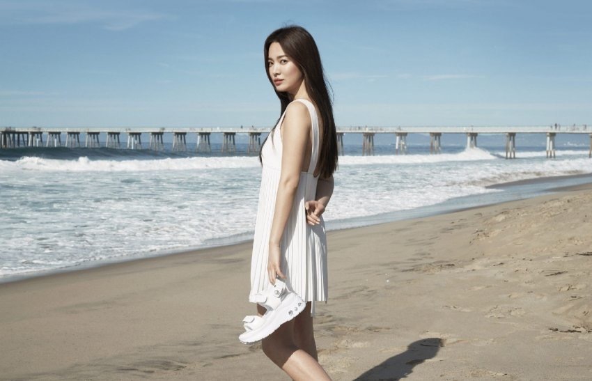 組圖：宋慧喬全新美照曝光 穿吊帶涼鞋配柔順長髮夏日氣息濃