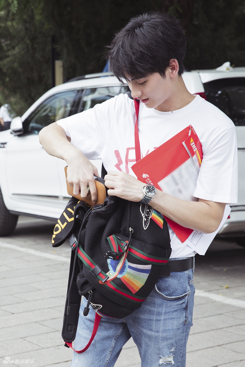 组图:北电第二黄俊捷现身学校报到 手拿喜庆通知书校门口留影