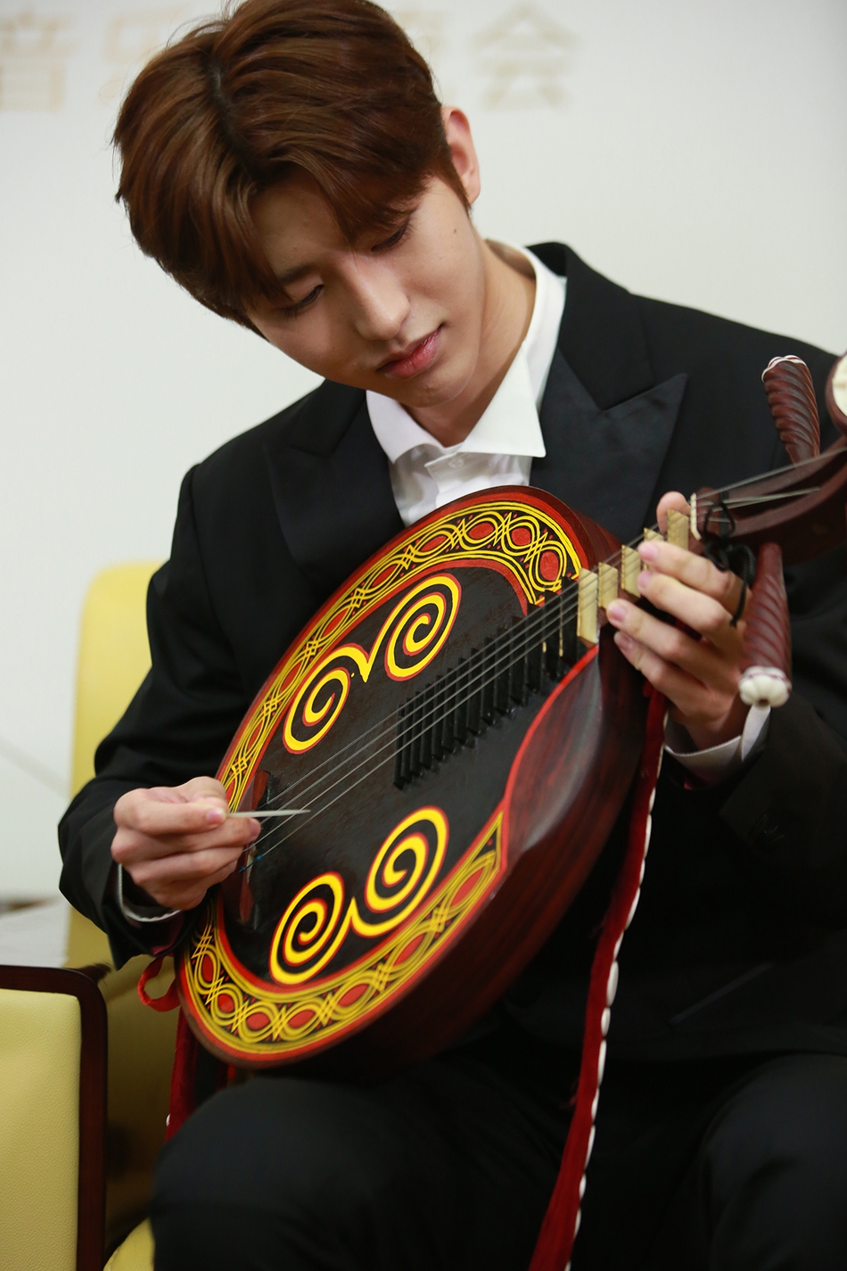 组图蔡徐坤学彝族月琴身体力行带领粉丝助力公益