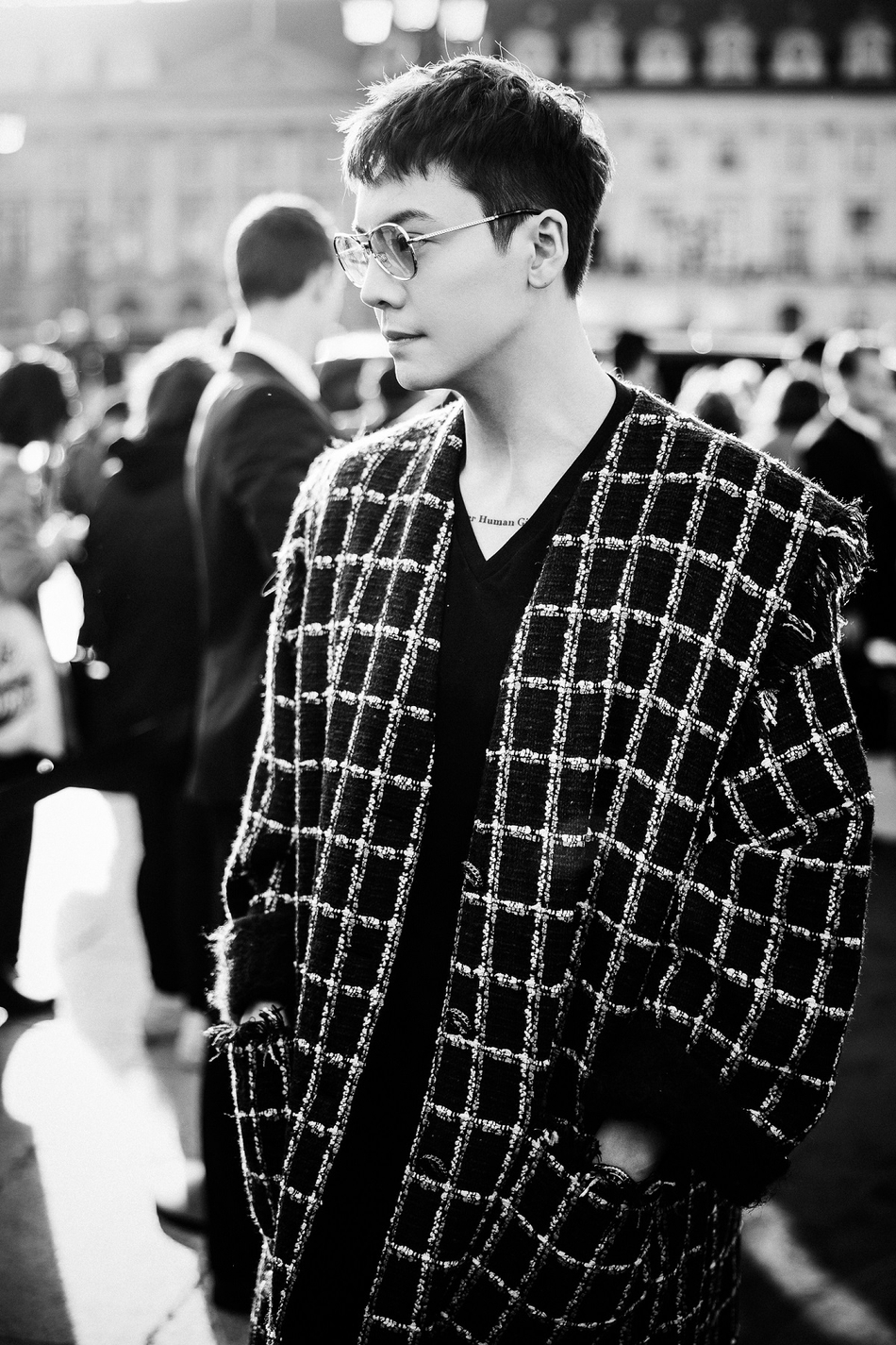 组图:陈伟霆黑白质感大片曝光 冷峻神秘动静皆宜