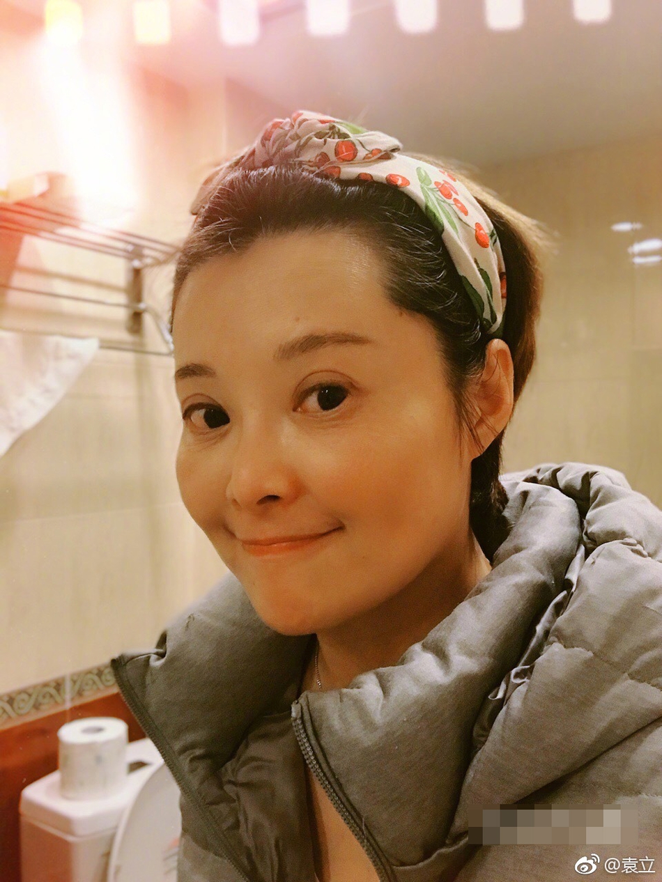 组图:袁立睡前晒素颜卖萌照 网友发现眼袋皱纹本人这样回复