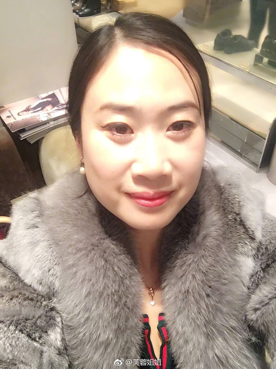 组图:初代网红芙蓉姐姐晒自拍问大家喜欢吗?网友评论亮了