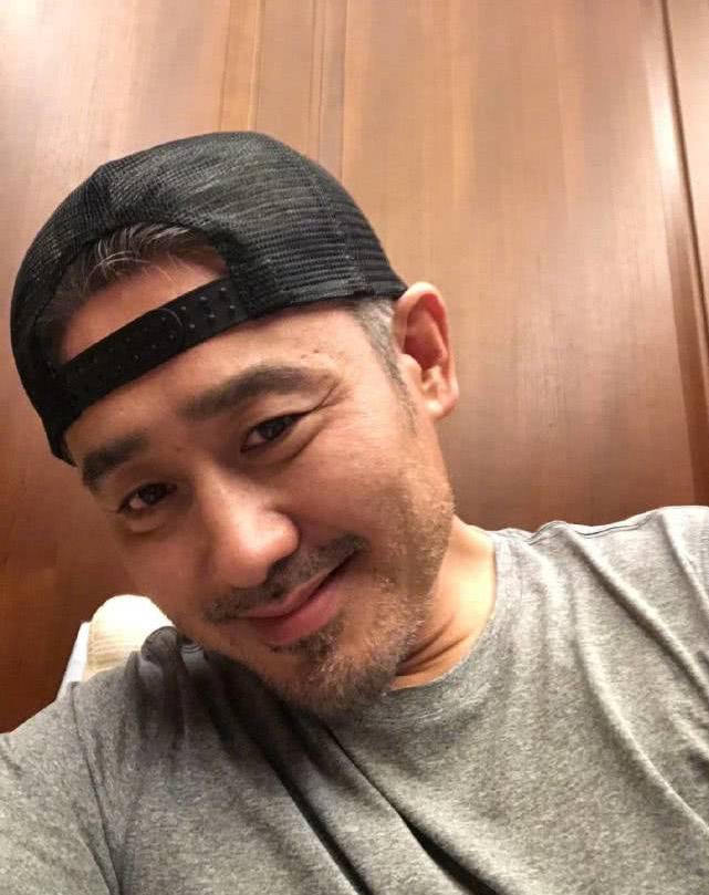 组图:吴秀波餐厅吃饭猛抽烟 吞云吐雾同好友聊天轻松自在