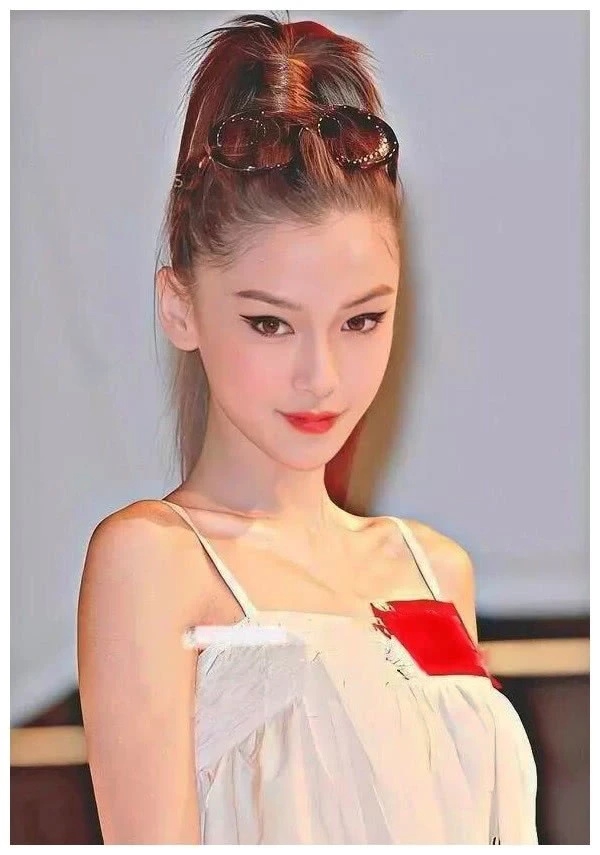 组图:angelababy嫩模出道时照片曝光 高马尾配吊梢眉俏皮可爱