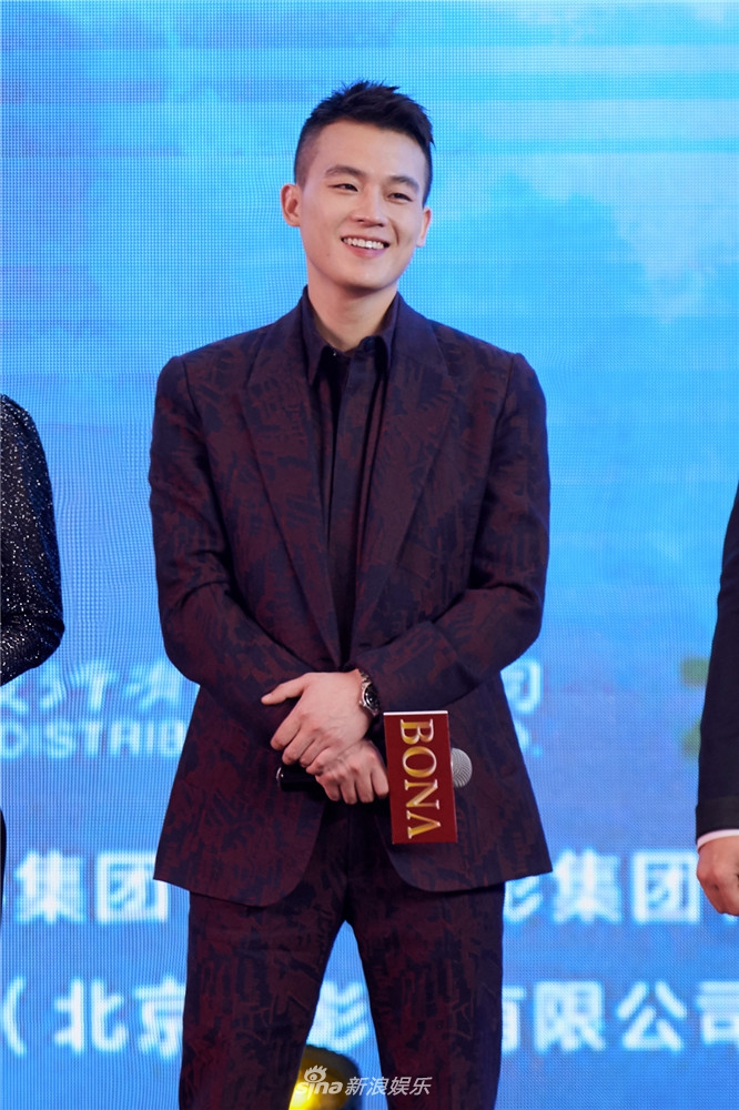 组图:欧豪现身"中国骄傲三部曲"发布会 一身黑装得体帅气