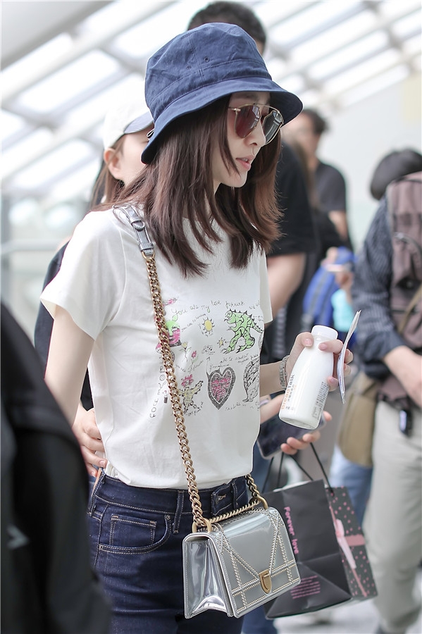 组图:王丽坤从戛纳回国 机场装扮清新邻家