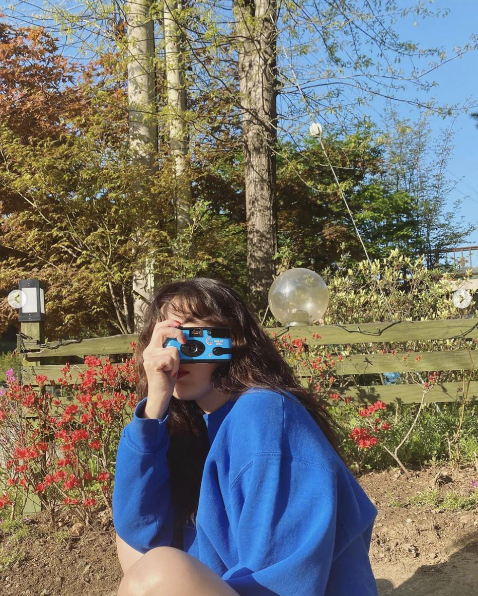 組圖：泫雅曬夏日活潑風照片 穿藍色衞衣配短褲白皙美腿超吸睛