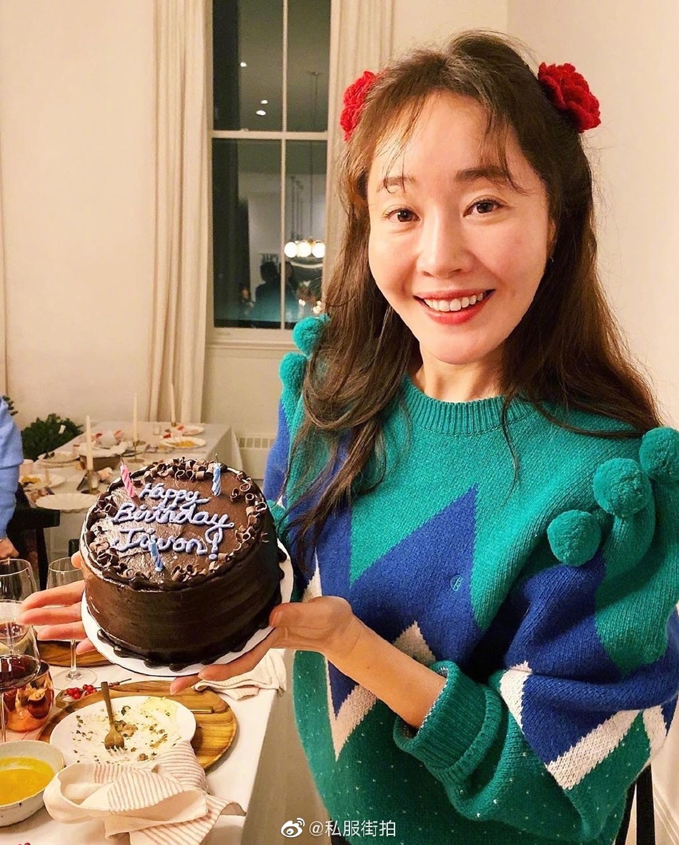 组图:孔孝真参加严智苑家庭派对 穿圣诞毛衣节日氛围温馨十足