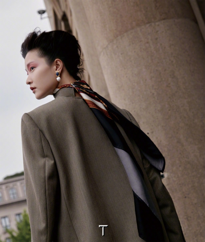 组图:杜鹃最新时尚大片灵动优雅 演绎复古名伶气质清冷