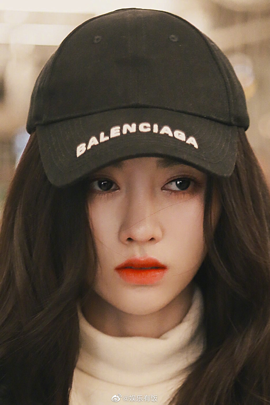 组图:鞠婧祎化精致妆容现身机场 鼻梁山根略显奇怪引网友热议