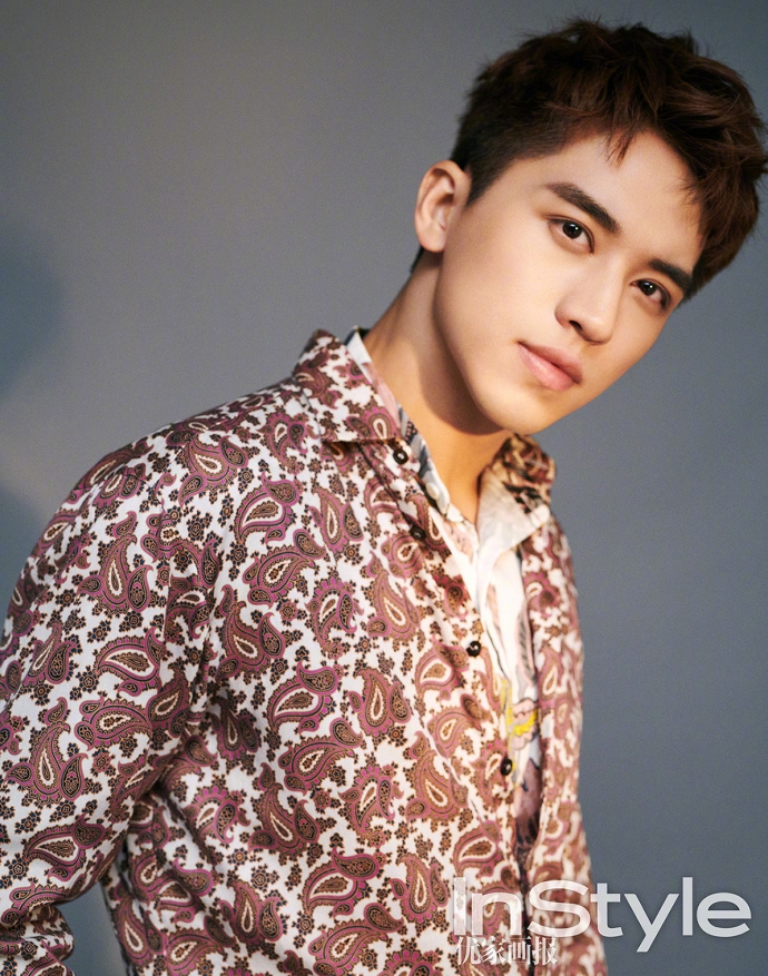 组图:许魏洲时尚画报眼神深邃 造型百变大秀肌肉线条