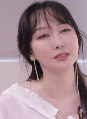 组图:大变脸!萨顶顶疑似整容变网红脸 脸部丰满到睁不开眼