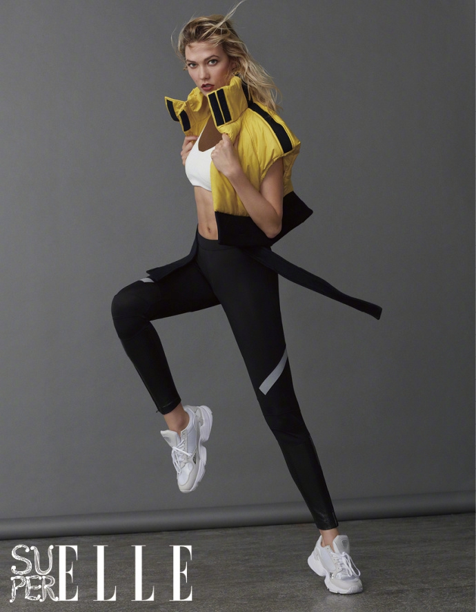 组图:卡莉克劳斯运动风大片曝光 腹肌马甲线清晰可见大秀好身材