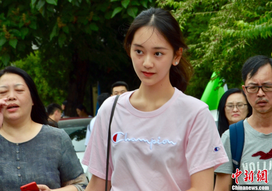 组图:北影迎来新生报到!俊男美女亮相校园星范儿十足