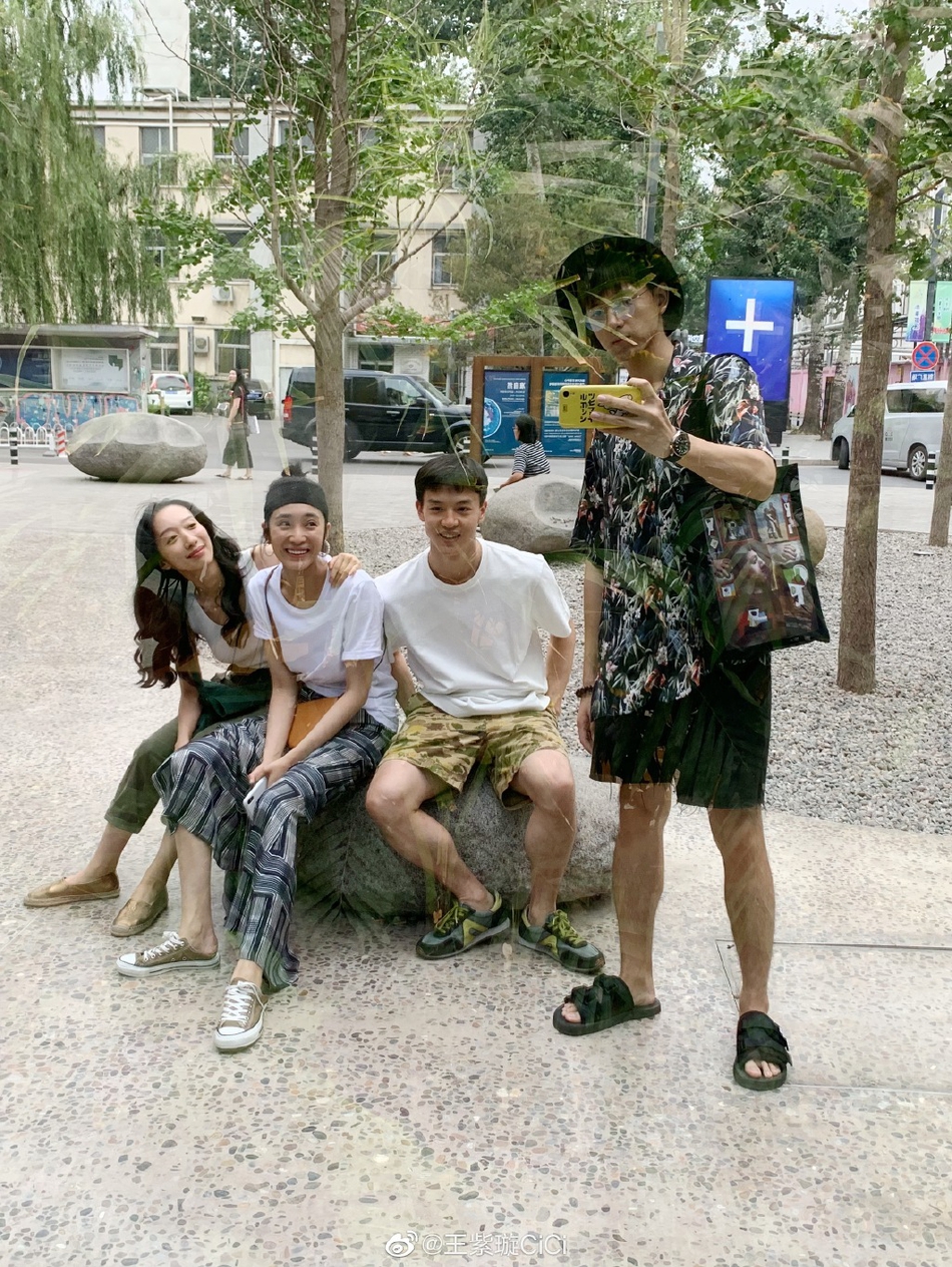 组图:网友扒蛛丝马迹称李现王紫璇恋爱 男方以黑人问号表情包回应