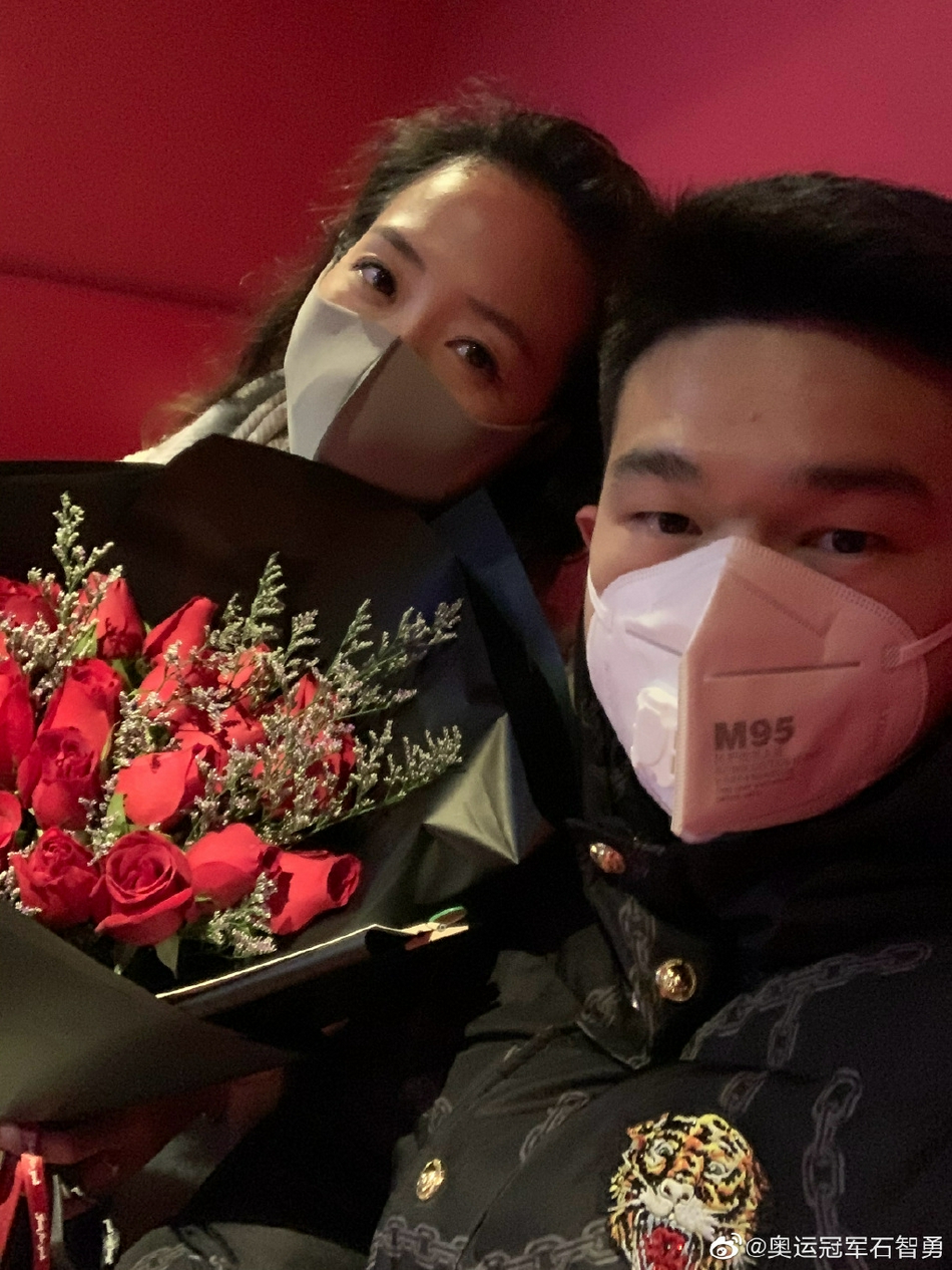 组图:奥运举重冠军石智勇晒与女友合照 女方比他高7公分
