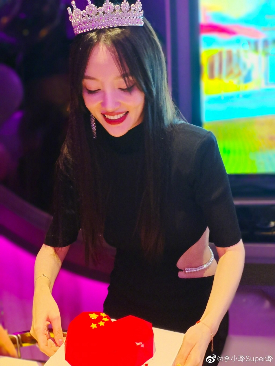 组图李小璐晒照庆40岁生日并祝祖国繁荣昌盛