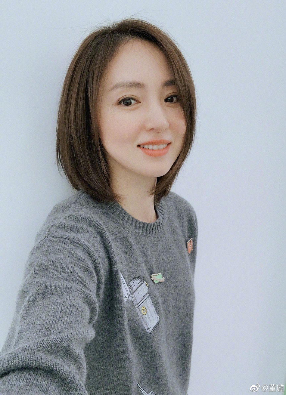 新浪娱乐讯 2月19日,董璇在微博晒出四张短发造型,并祝福网友元宵节