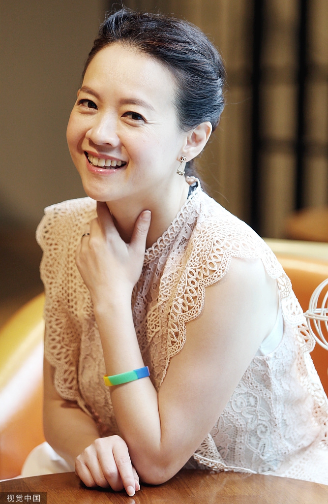 组图:曾宝仪穿无袖蕾丝上衣气质温柔 对镜甜笑一副岁月静好模样