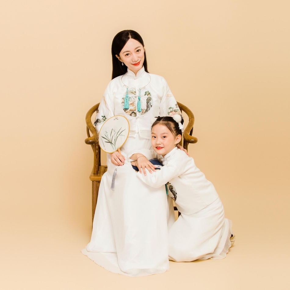 组图:原子飞中国风新春写真充满诗意 携女儿出镜温馨美满