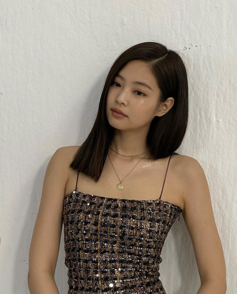 照片中,jennie改变了发型,化身成黑长直的酷女孩.