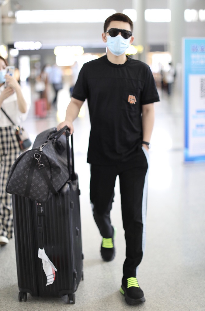 组图:陈翔寸头造型清爽干练 墨镜一戴插兜耍酷帅气十足