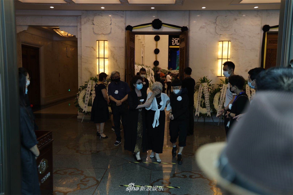 组图:沈力遗体告别仪式今举行 朱军白岩松等现身倪萍悲伤难抑