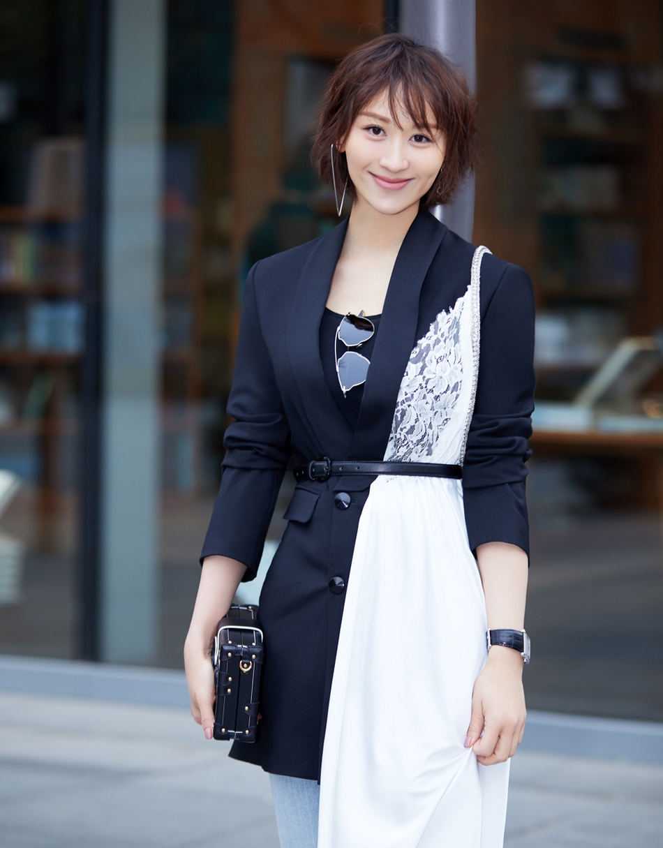 29 14:09:42 6 / 6 新浪娱乐讯  近日,演员练练曝光了一组冬日街拍,来