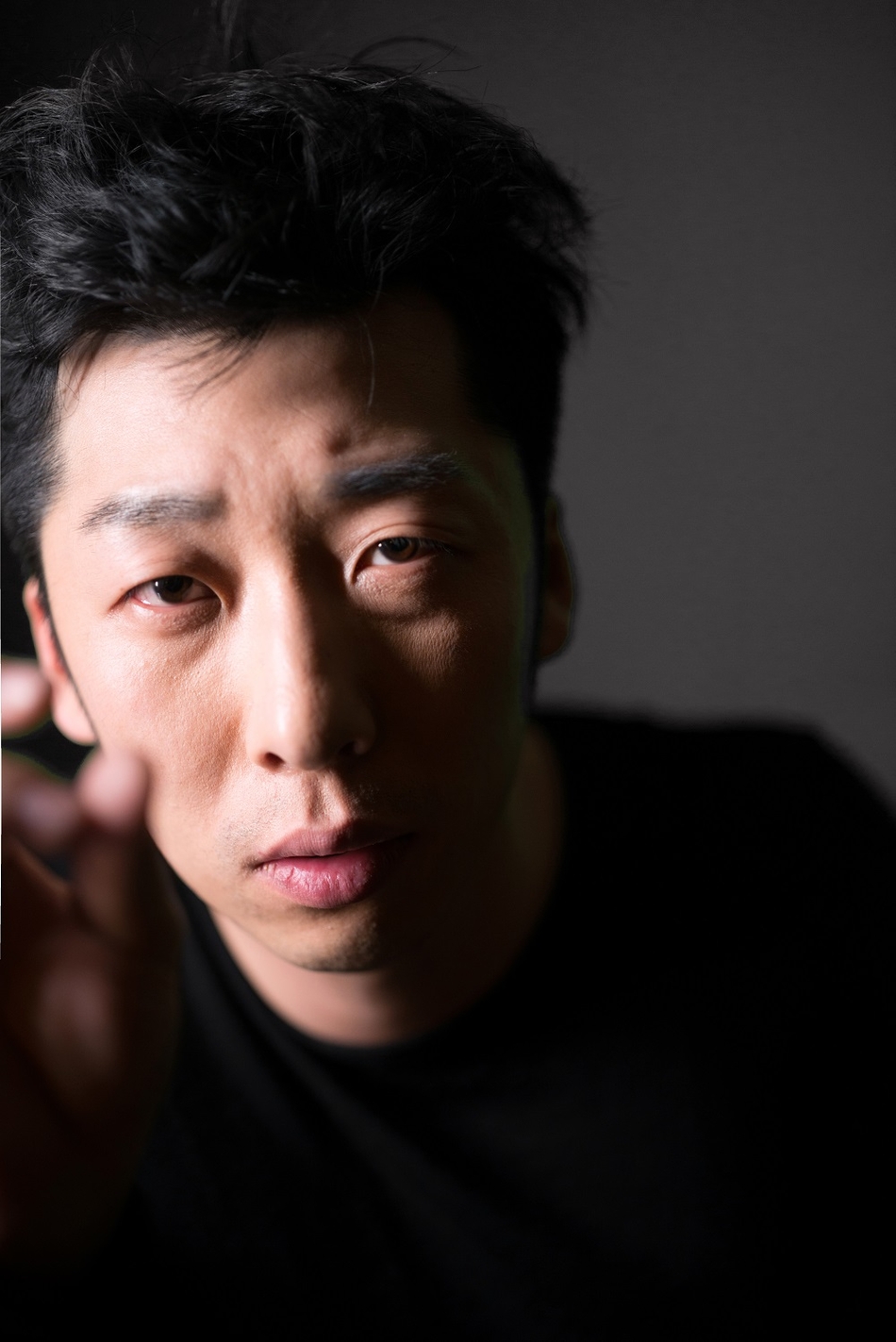 组图:张子贤曝光最新写真 深情款款一展演员光芒