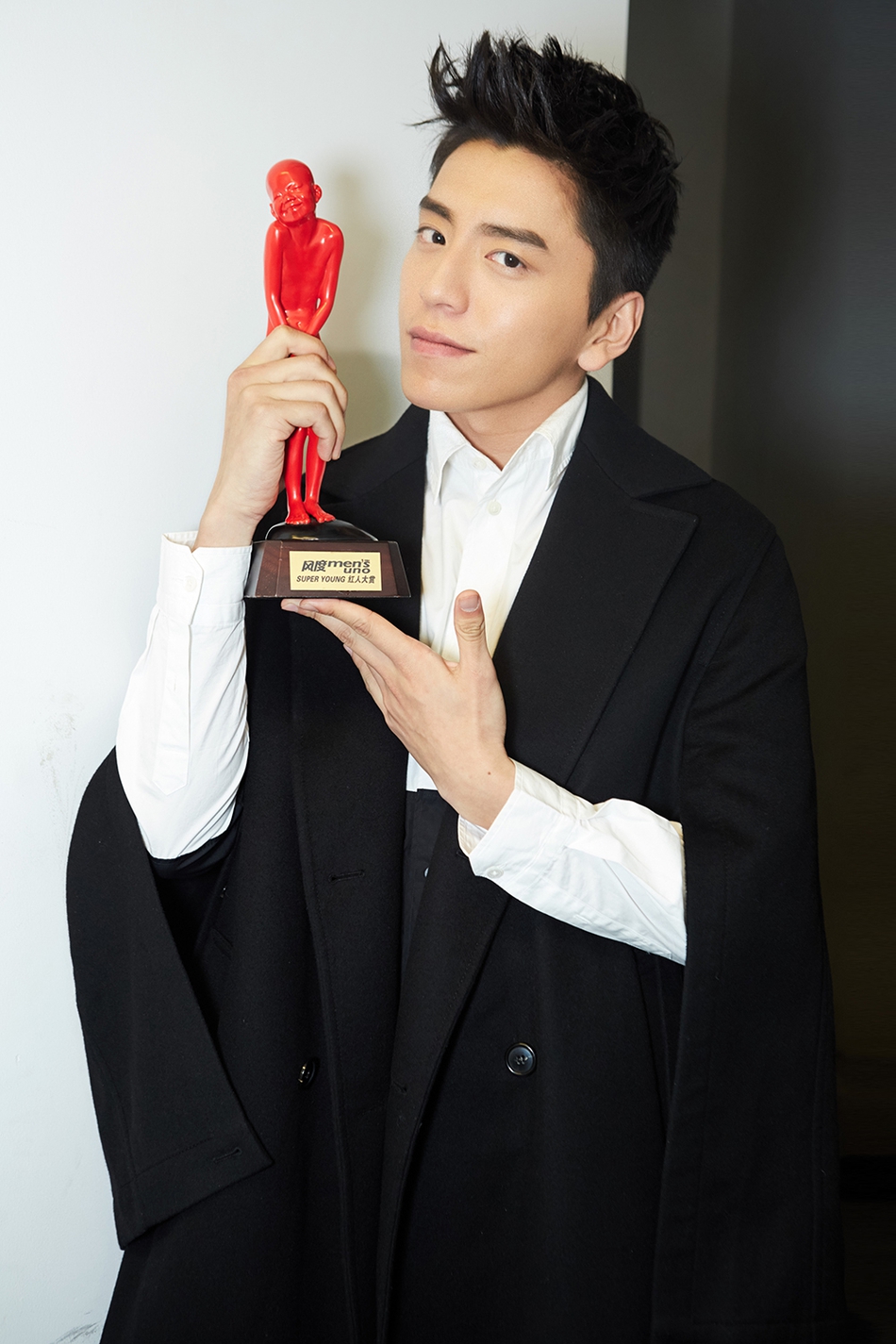 王大陆斗篷大衣亮相男人风尚 斩获"年度实力男演员"奖