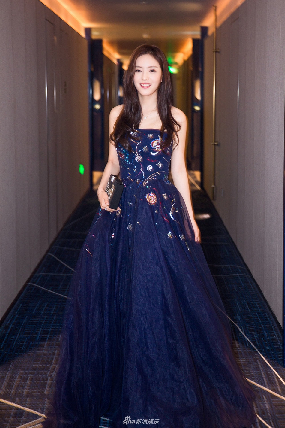 组图:蔡文静身披绚烂星空裙 "精致女孩"梦幻十足