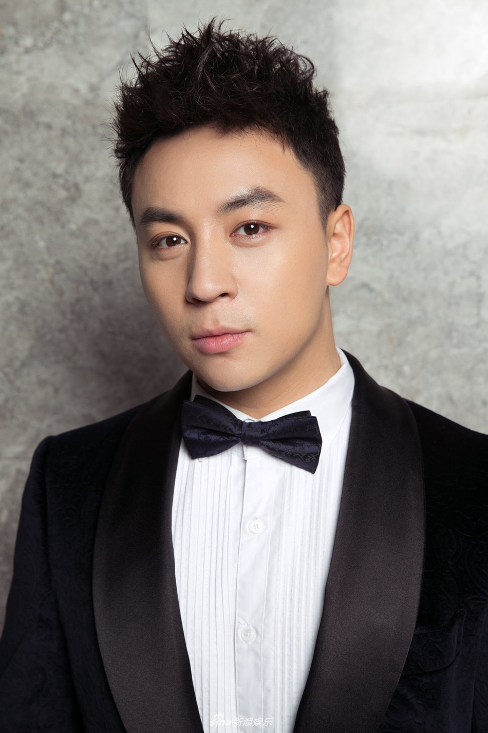 组图:释小龙受邀出席盛典 丝绒西装搭配领结贵气十足