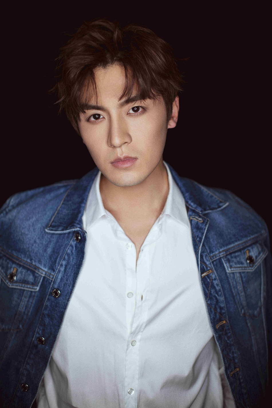 组图:高泰宇牛仔白衬衫写真 潇洒自如撩你没商量