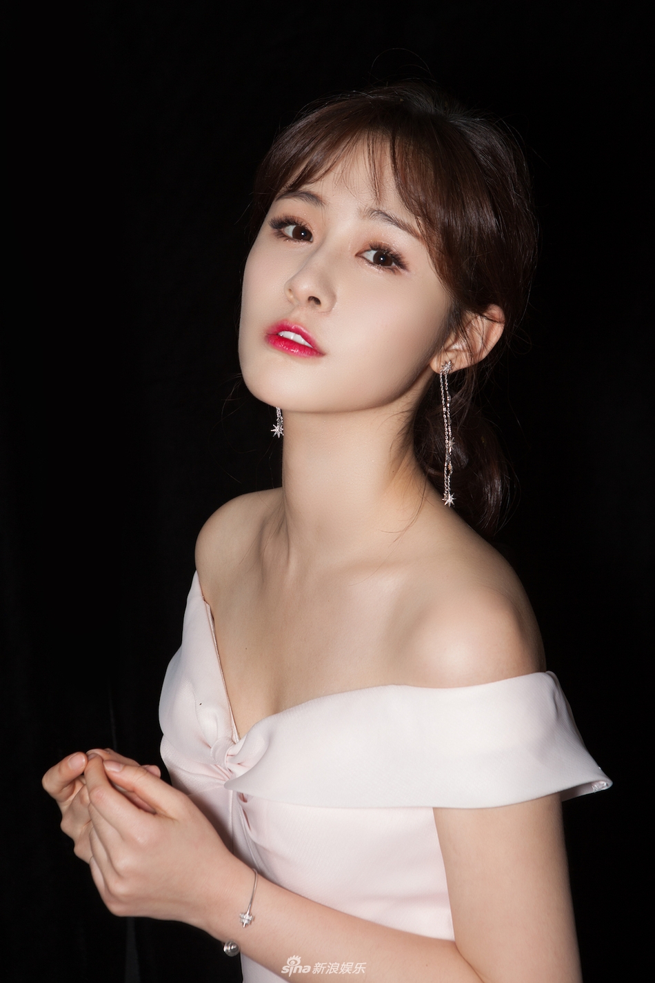 组图:梁田白纱长裙美如仙 俏皮灵动持麦亮相跨年晚会